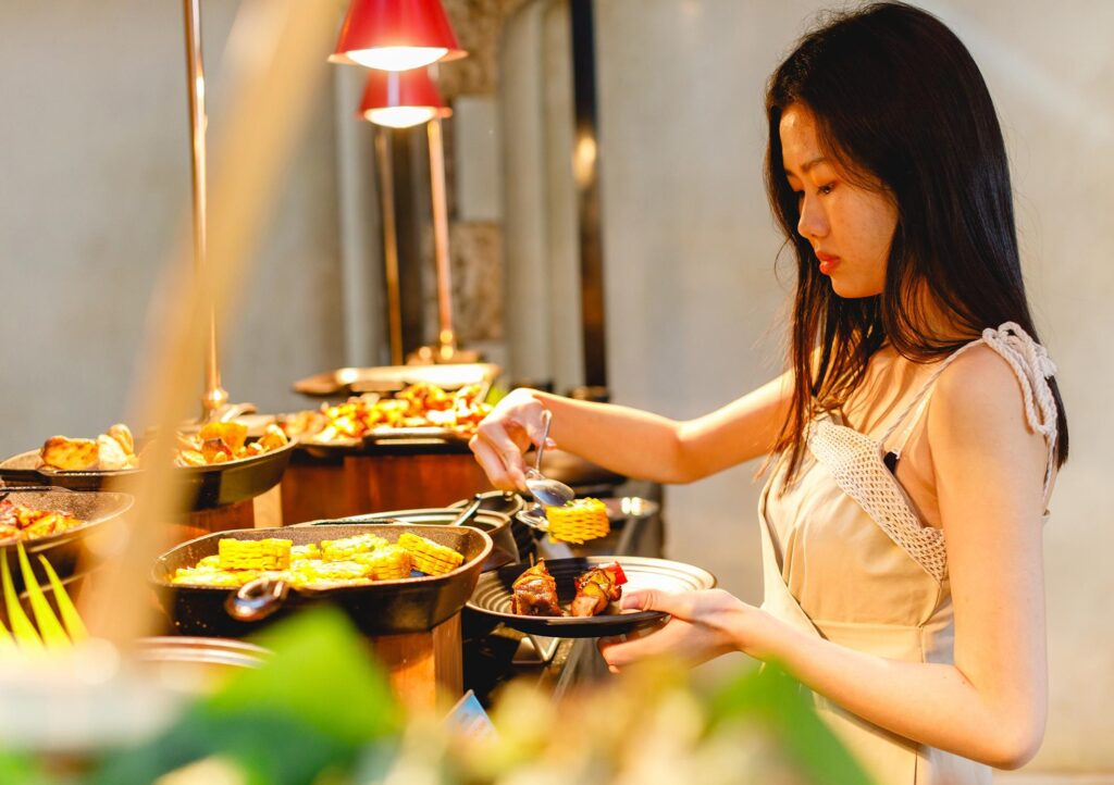 Du khách trải nghiệm các món ăn đa dạng tại nhà hàng buffet Vân Sơn