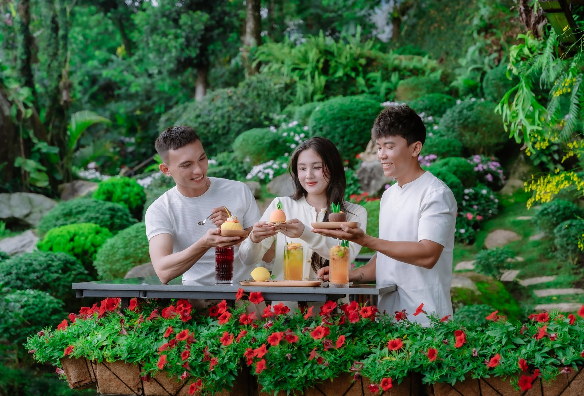 Du khách thưởng thức những ly trà mát lạnh cùng bánh kem giữa không gian xanh mát tại núi Bà Đen