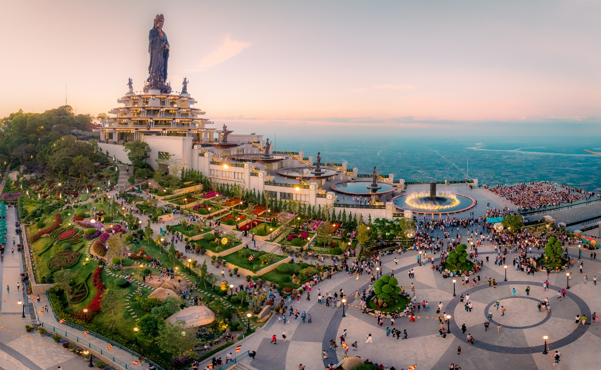 The magnificent spiritual complex on the summit of Ba Den Mountain