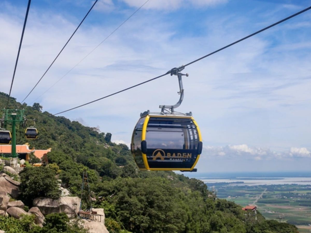 The cable car allows you to easily reach the summit or the temple area.