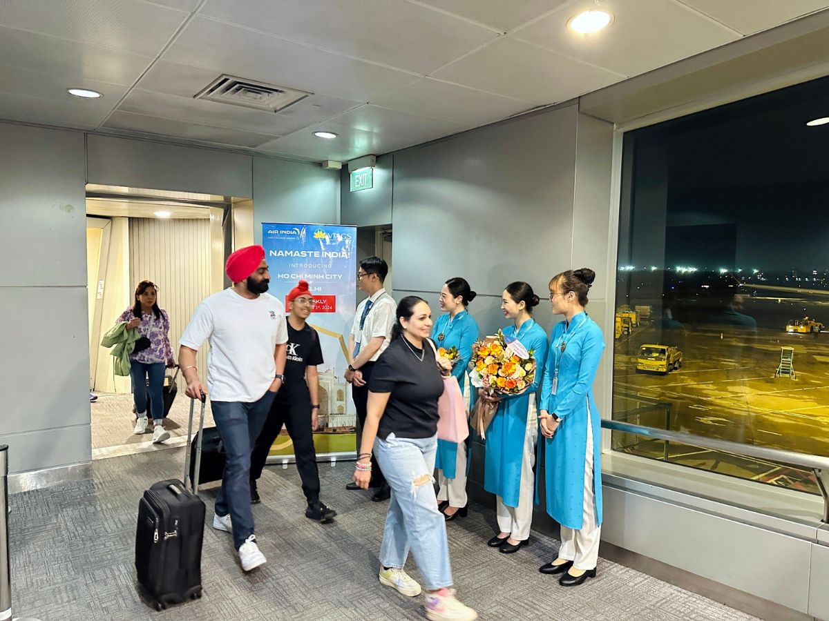 Visitors arrive at Tan Son Nhat Airport and travel to Ba Den Mountain by limousine bus or private car