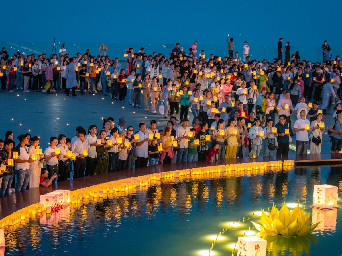 The lantern-lighting ceremony on the summit of Ba Den Mountain to pray for peace and good fortune.