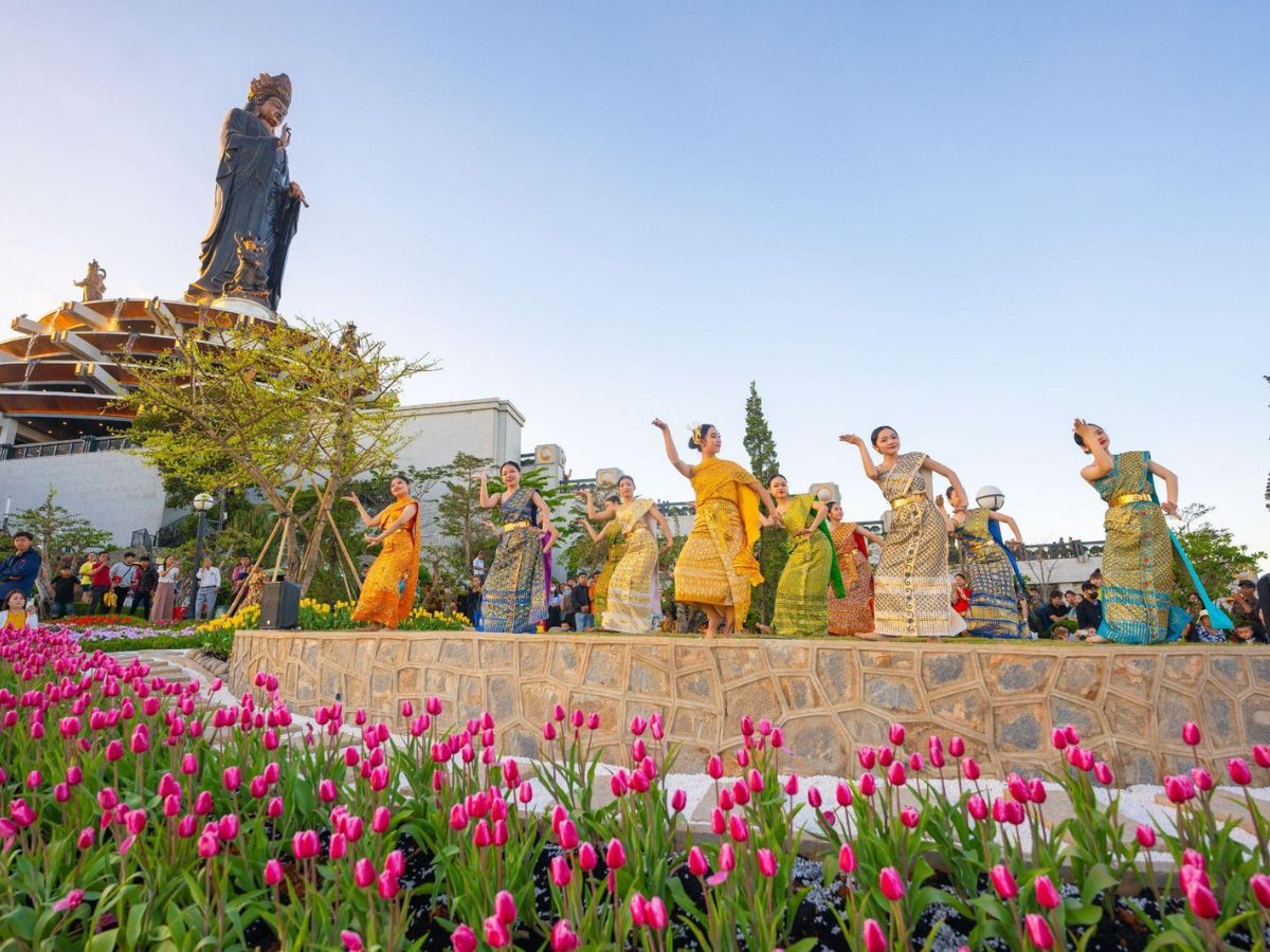 The Ba Den Mountain Spring Festival offers a rich experience of Asian culture.