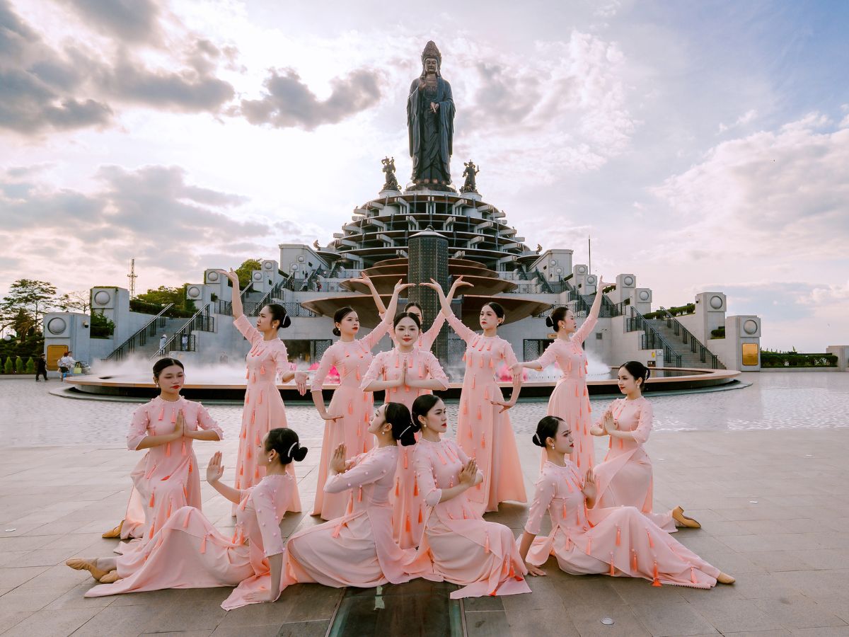 Performances showcasing the distinctive traditional culture of the Vietnamese people.