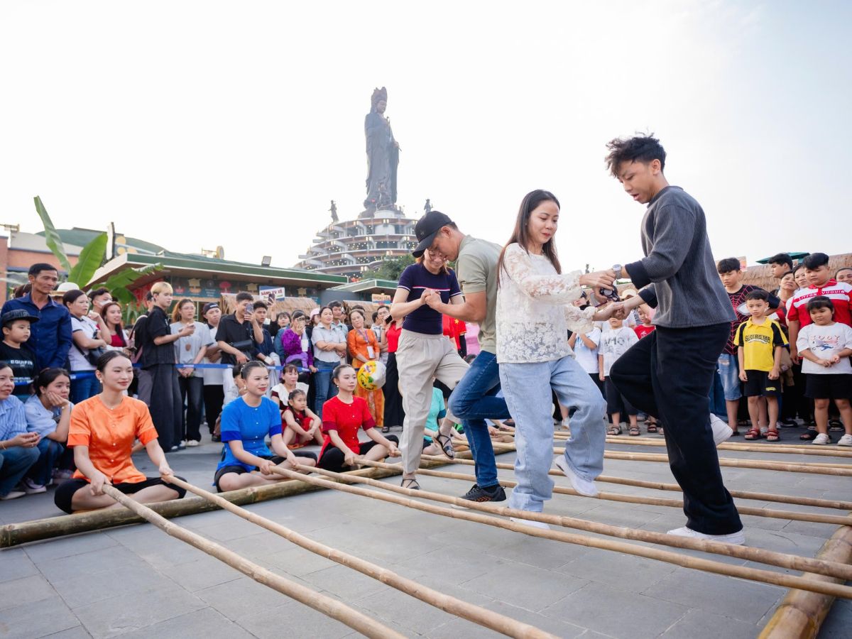 The lively atmosphere of the Ba Den Mountain festivals attracts many Indian tourists.