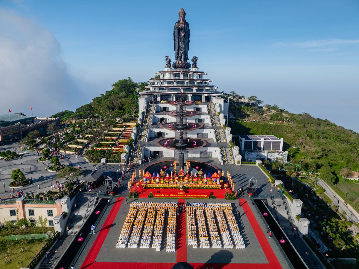Paying homage to the magnificent Tay Bo Da Son Bodhisattva Statue.