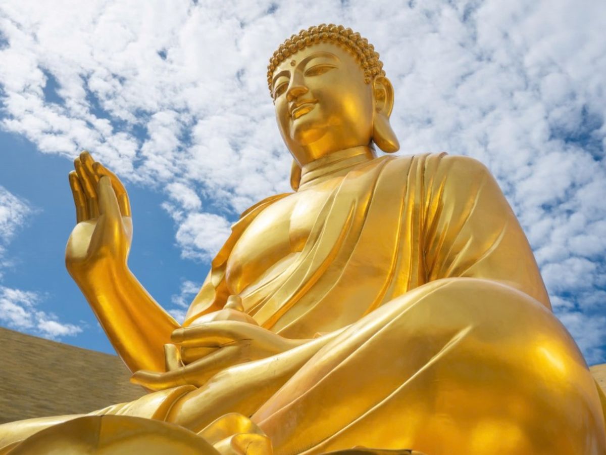 The Konagamana Buddha Statue is located on the mountain summit.