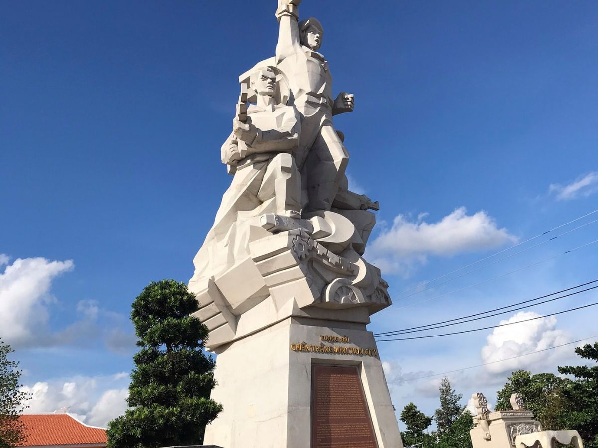 Trung tâm của Tượng đài Chiến thắng Junction City là hình ảnh người chiến sĩ giương cao lá cờ chiến thắng.
