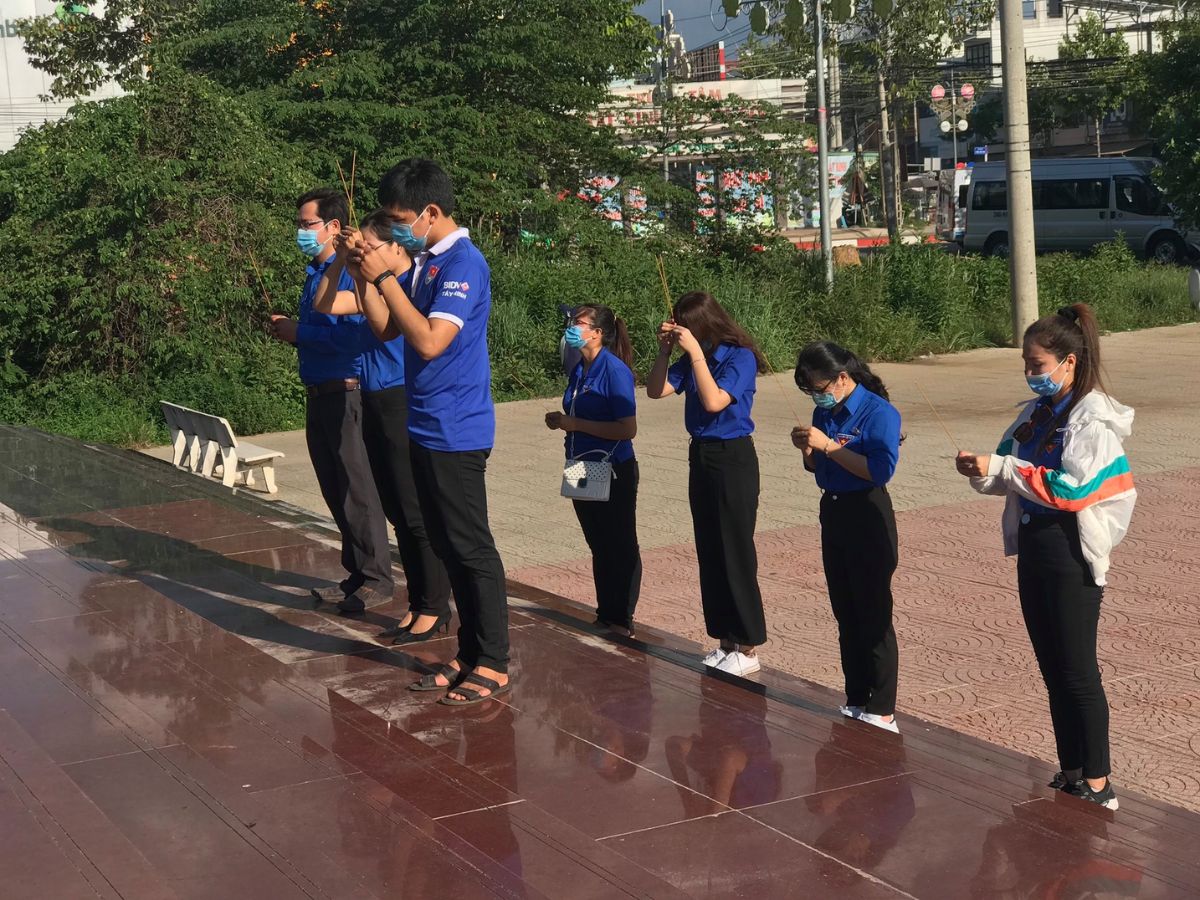 Du khách đến tham quan cần mặc trang phục trang trọng, kín đáo.