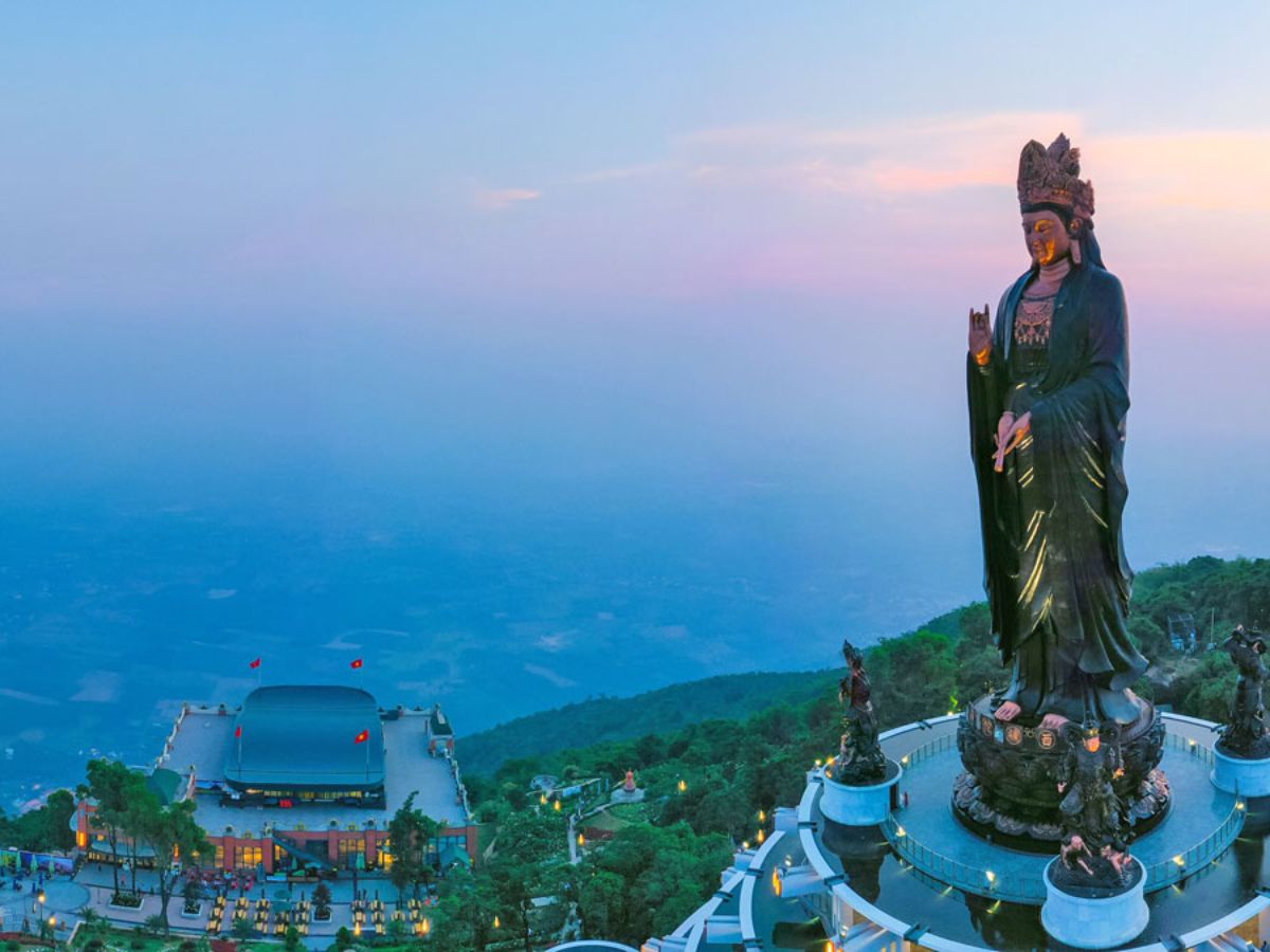 Du khách kết hợp khám phá hệ sinh thái Sun World Ba Den Mountain.