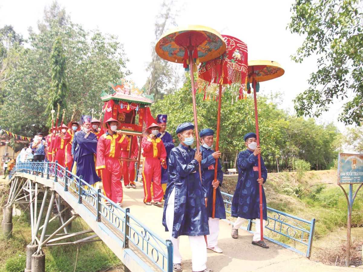Mùa khô là thời điểm lý thưởng tham quan di tích Trà Vong.