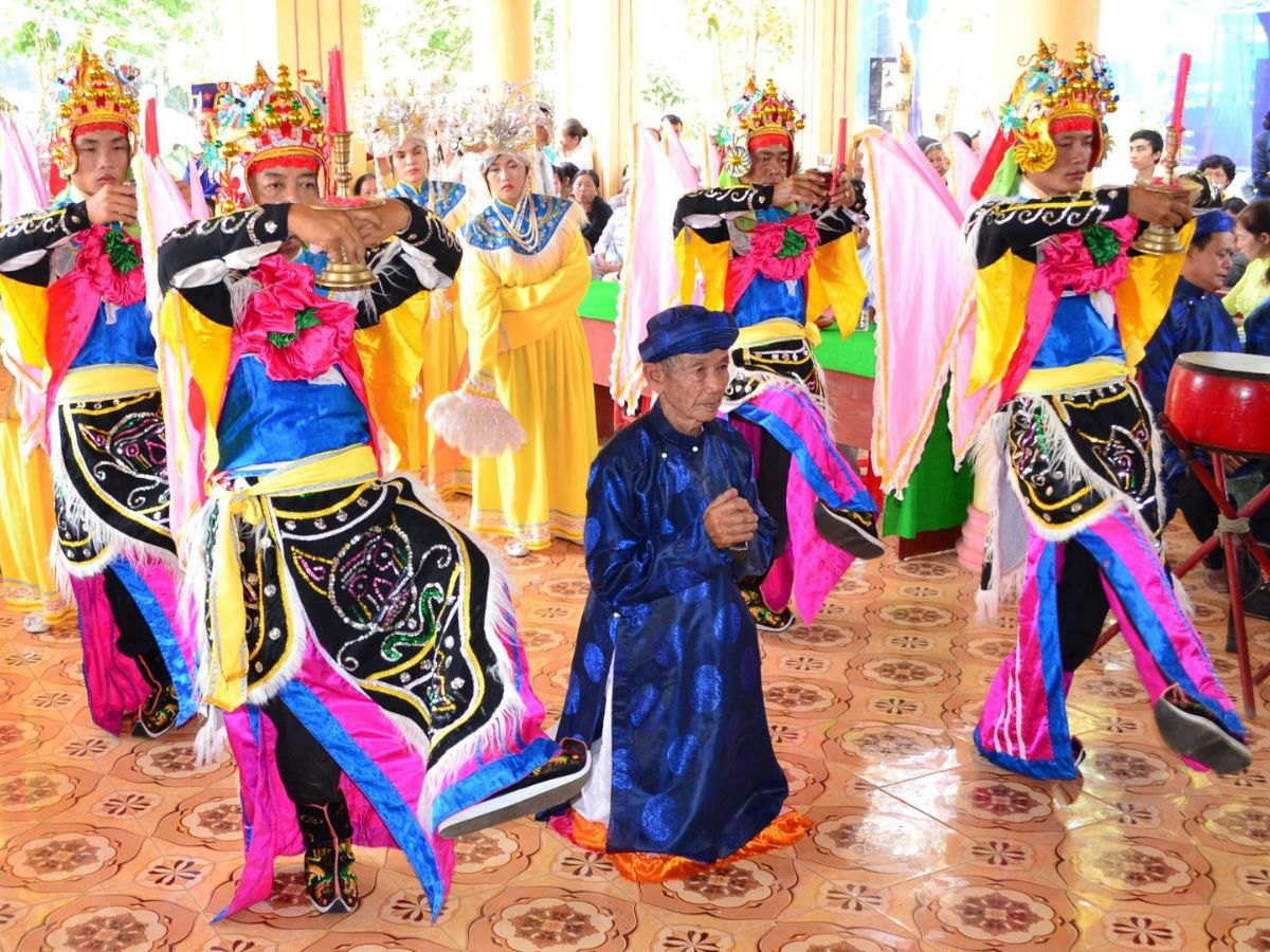 Du khách có thể được trải nghiệm các hoạt động văn hóa tại Di tích Lăng mộ Quan lớn Trà Vong.