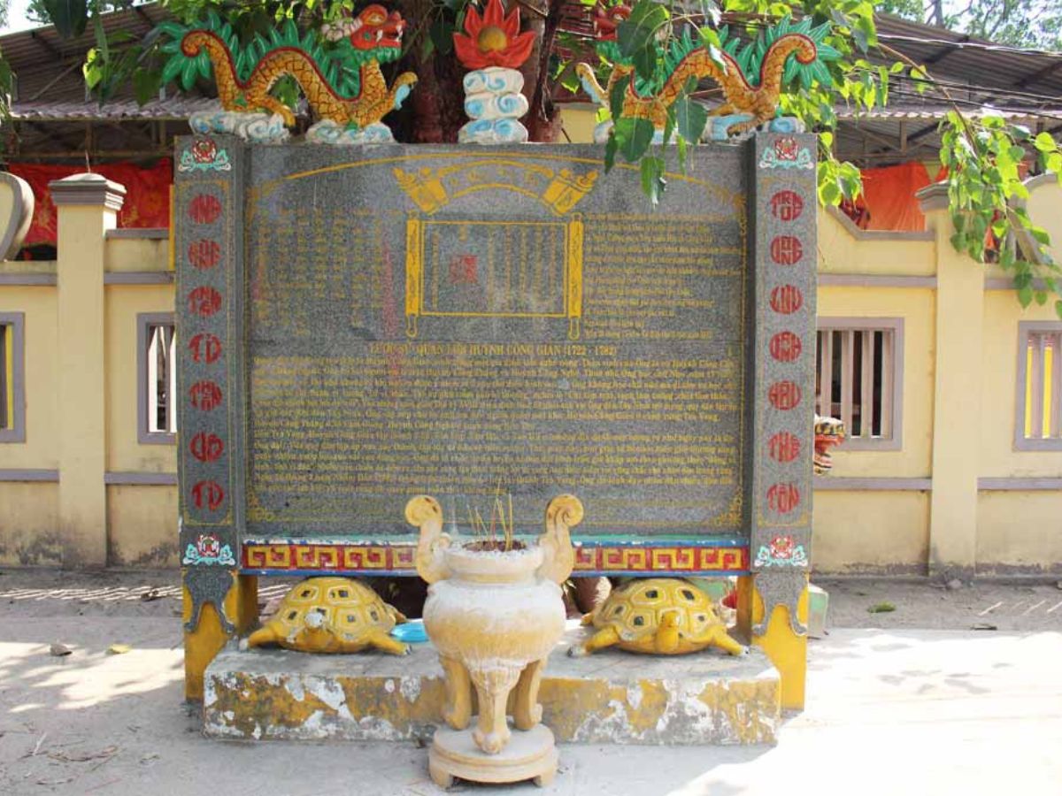 Không gian Di tích Lăng mộ Quan lớn Trà Vong là nơi tưởng niệm và thờ phụng Huỳnh Công Giản - Người bảo hộ vùng đất này.