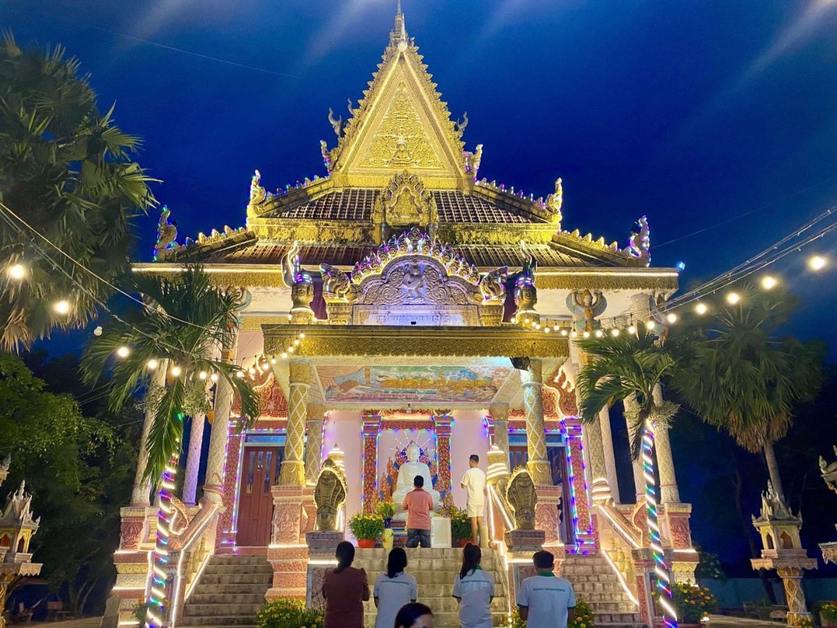 Chính điện chùa Khmer Khedol với tượng Phật Thích Ca được tôn trí trang trọng ở vị trí trung tâm.