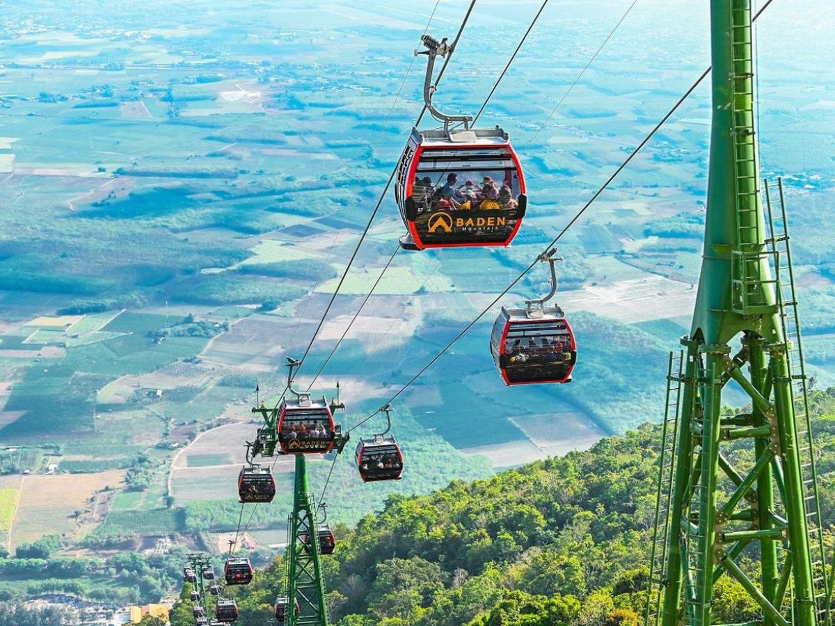 Du khách trải nghiệm cáp treo Sun World Ba Den Mountain.