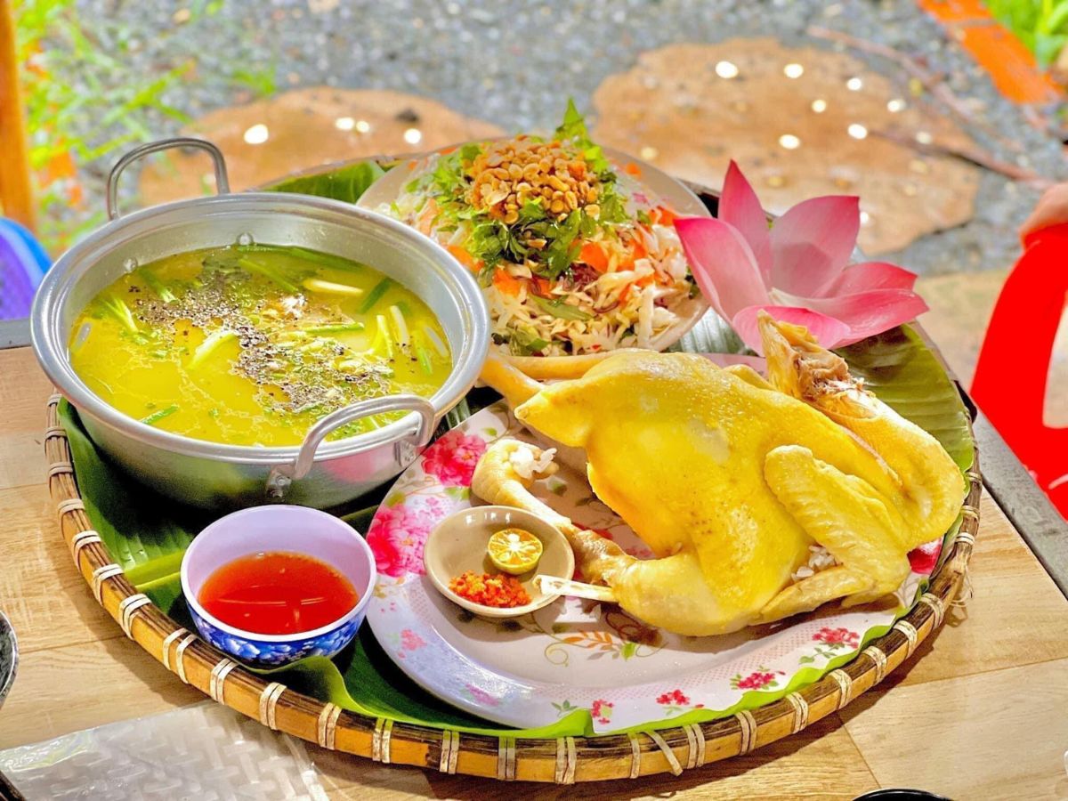 Du khách đến vườn trái cây 8 Hòa và nghỉ ngơi ăn trưa tại các chòi lá.
