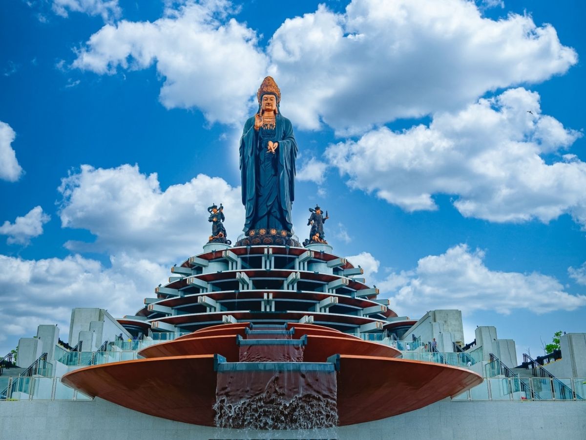 Khám phá Sun World Ba Den Mountain với nhiều công trình tâm linh ấn tượng.