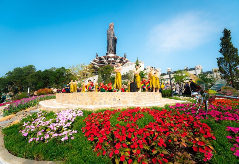 Không khí lễ hội sôi động trên đỉnh núi gây ấn tượng với nhiều du khách