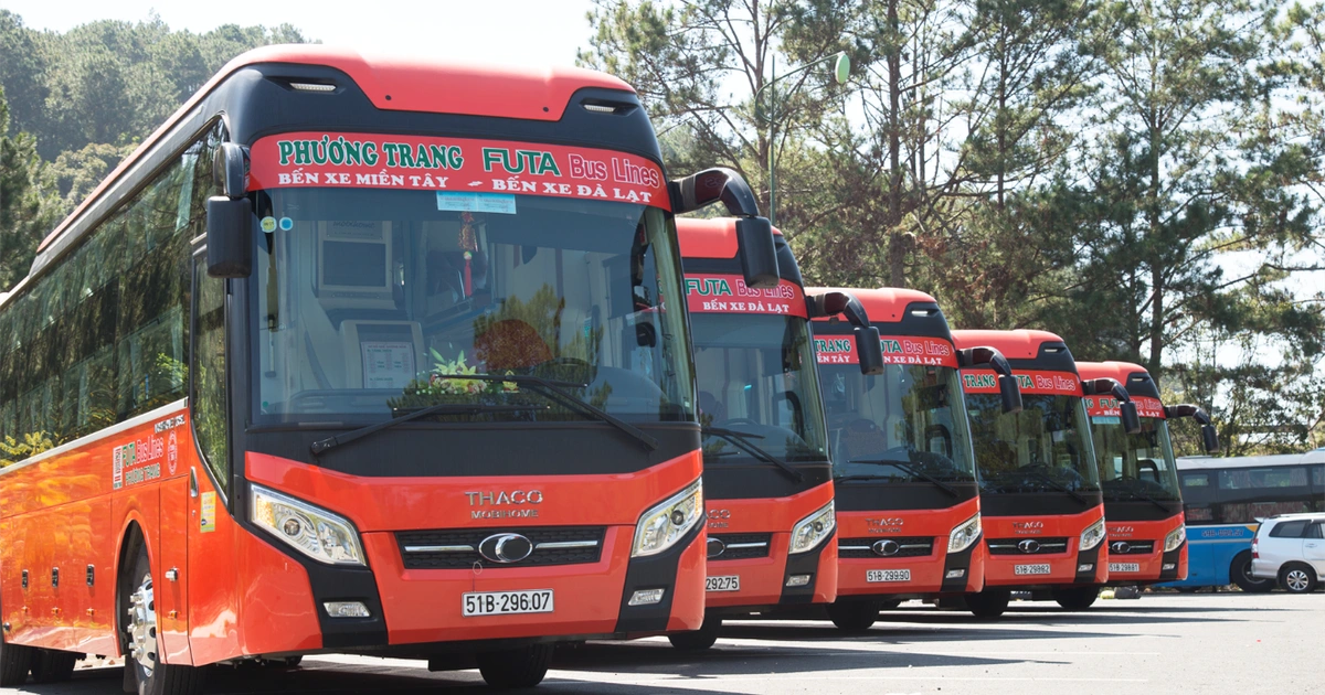 Xe khách là phương tiện di chuyển phổ biến từ các tỉnh lân cận tới Tây Ninh