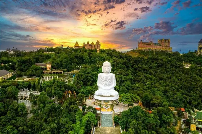 Tượng Phật tại chùa Linh Ứng trên đỉnh Bà Nà