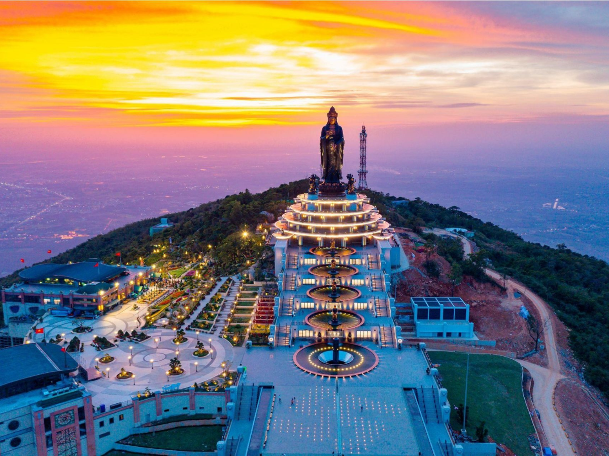 Quần thể tâm linh kỳ vĩ trên đỉnh núi Bà Đen