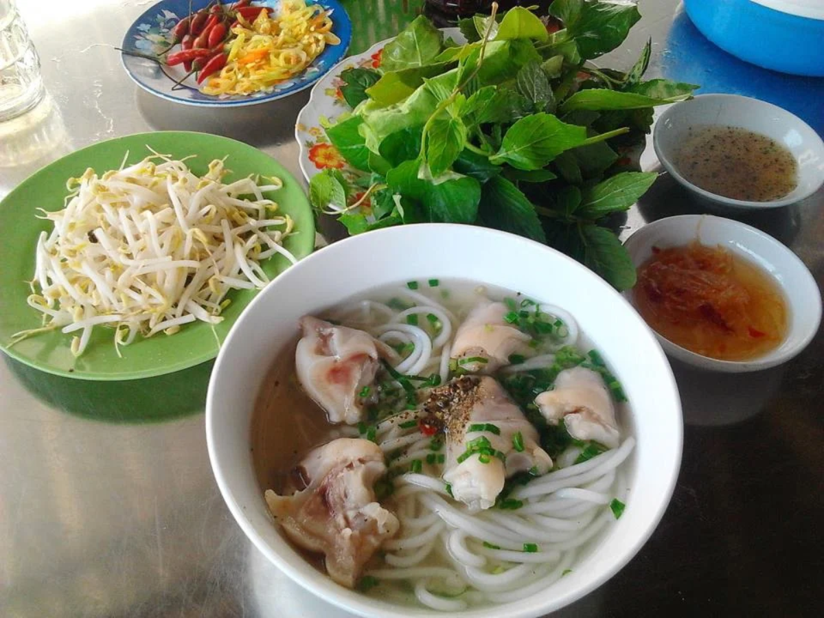 Bánh canh Trảng Bàng với sợi bánh mềm dai, nước dùng ngọt thanh