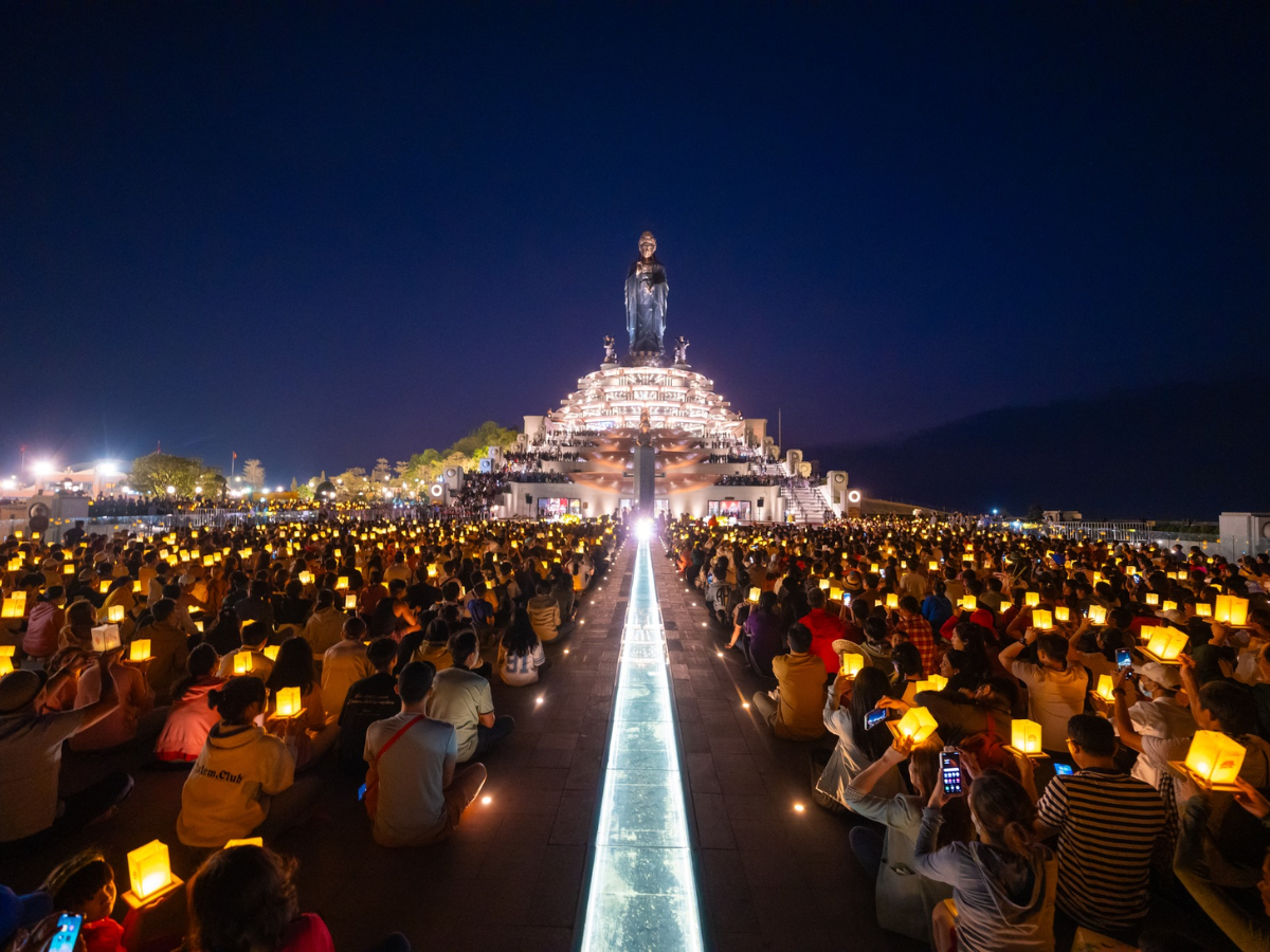 Đông đảo du khách hành trì tại Sun World Ba Den Mountain