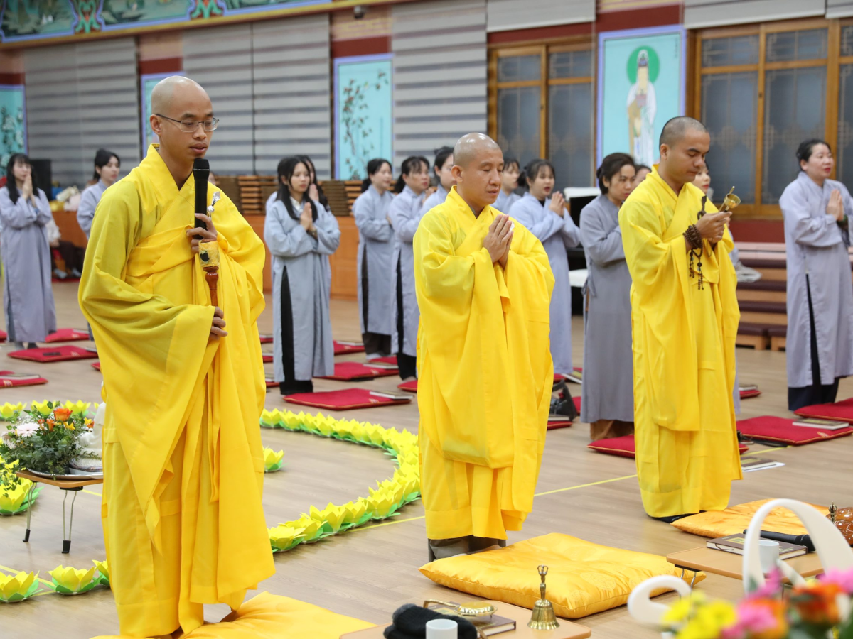 Người hành hương trang nghiệm chấp tay mong cầu sự tỉnh thức, sáng suốt