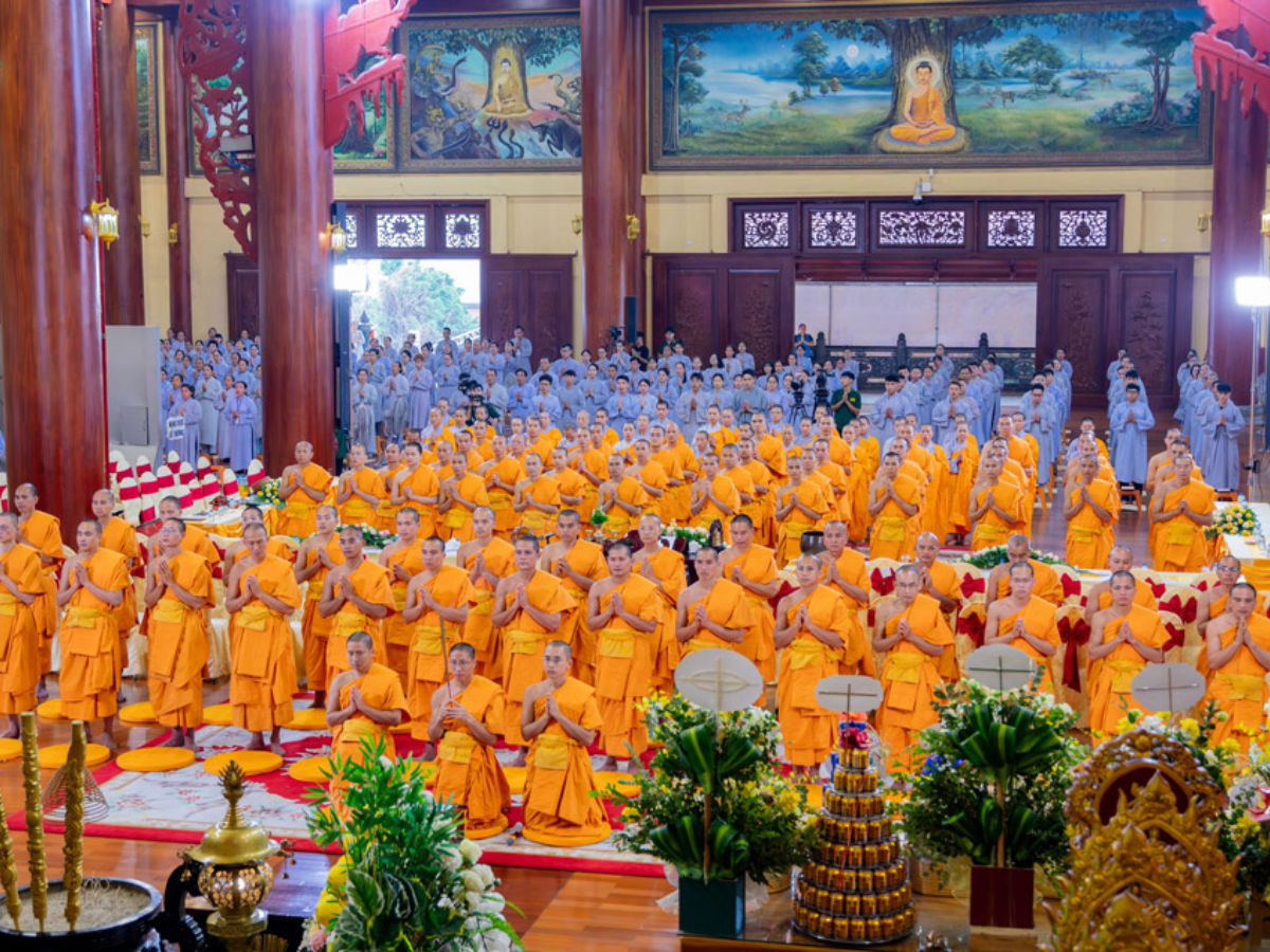 Chùa Ba Vàng tổ chức các khóa lễ, tụng kinh phật cho người hành hương