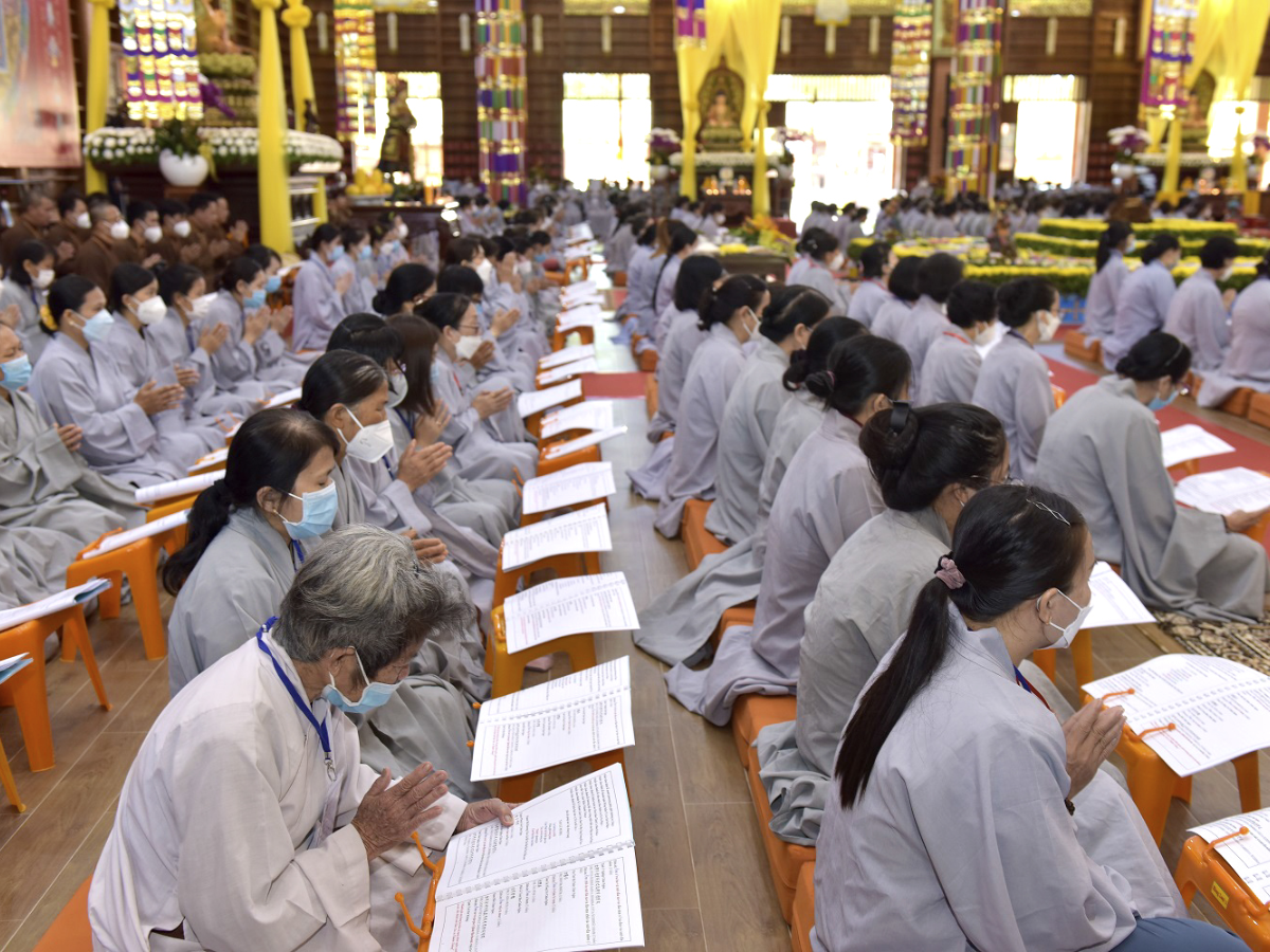 Người hành hương tụng hoặc nghe kinh phật cho người hành hương bằng sự chú tâm