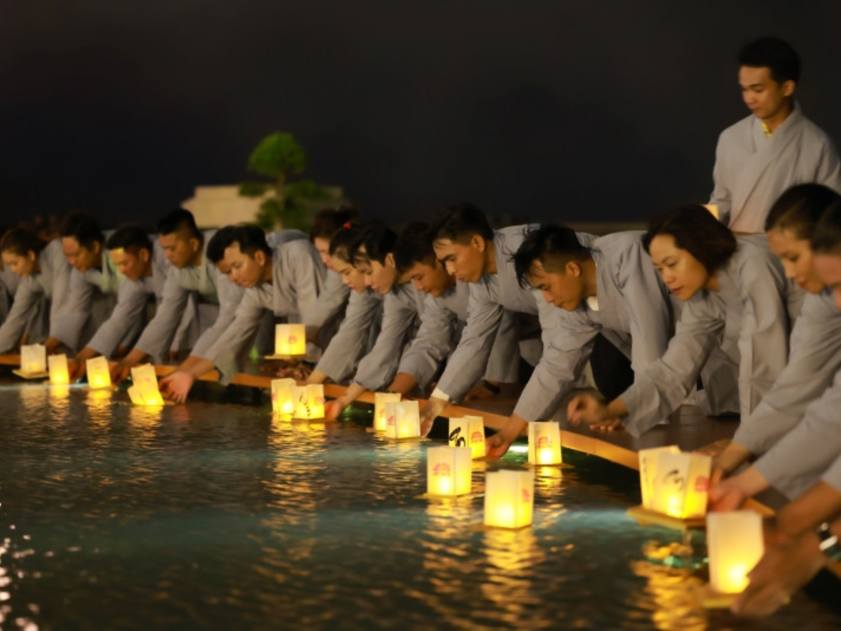 Người đi lễ mặc trang phục kín đáo, gọn nhẹ và giữ tinh thần an hòa