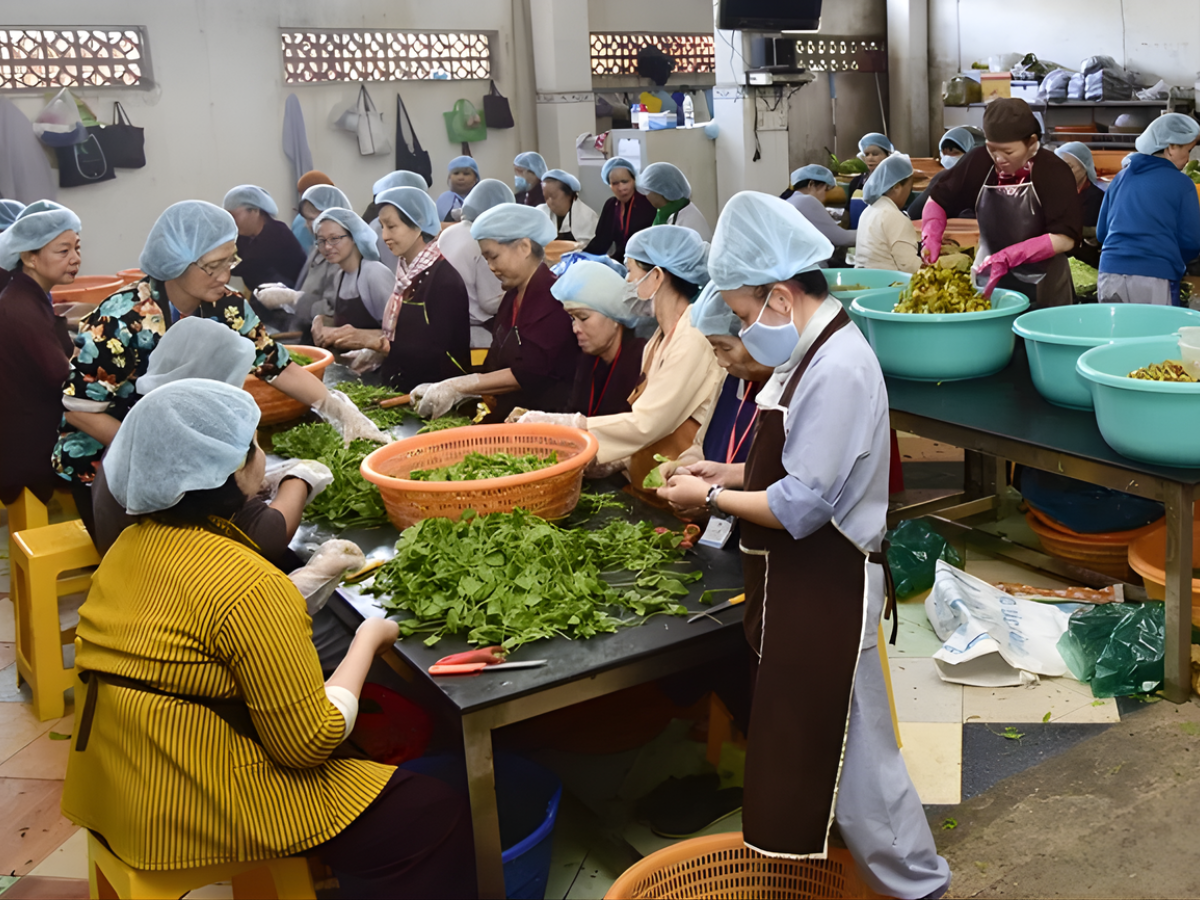 Nhiều Phật tử đến chùa làm công quả