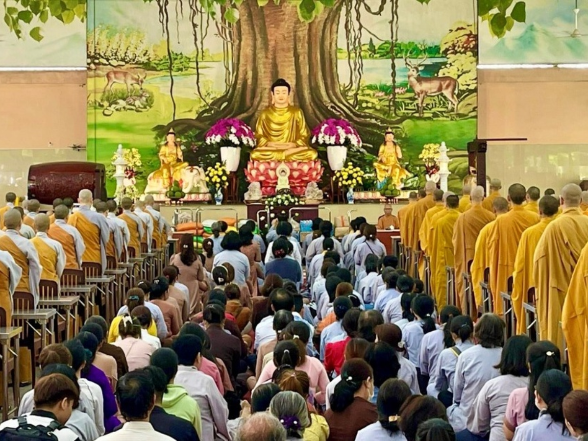 Phật tử thực hành cúng dường Pháp bằng việc học tập, truyền bá giáo lý