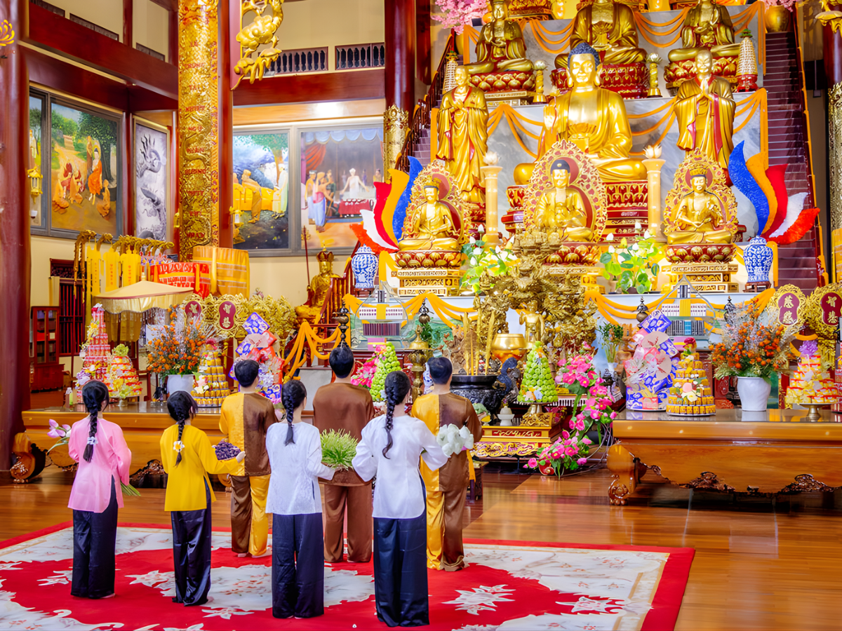 Nhiều Phật tử thực hành cúng dường tại đền chùa