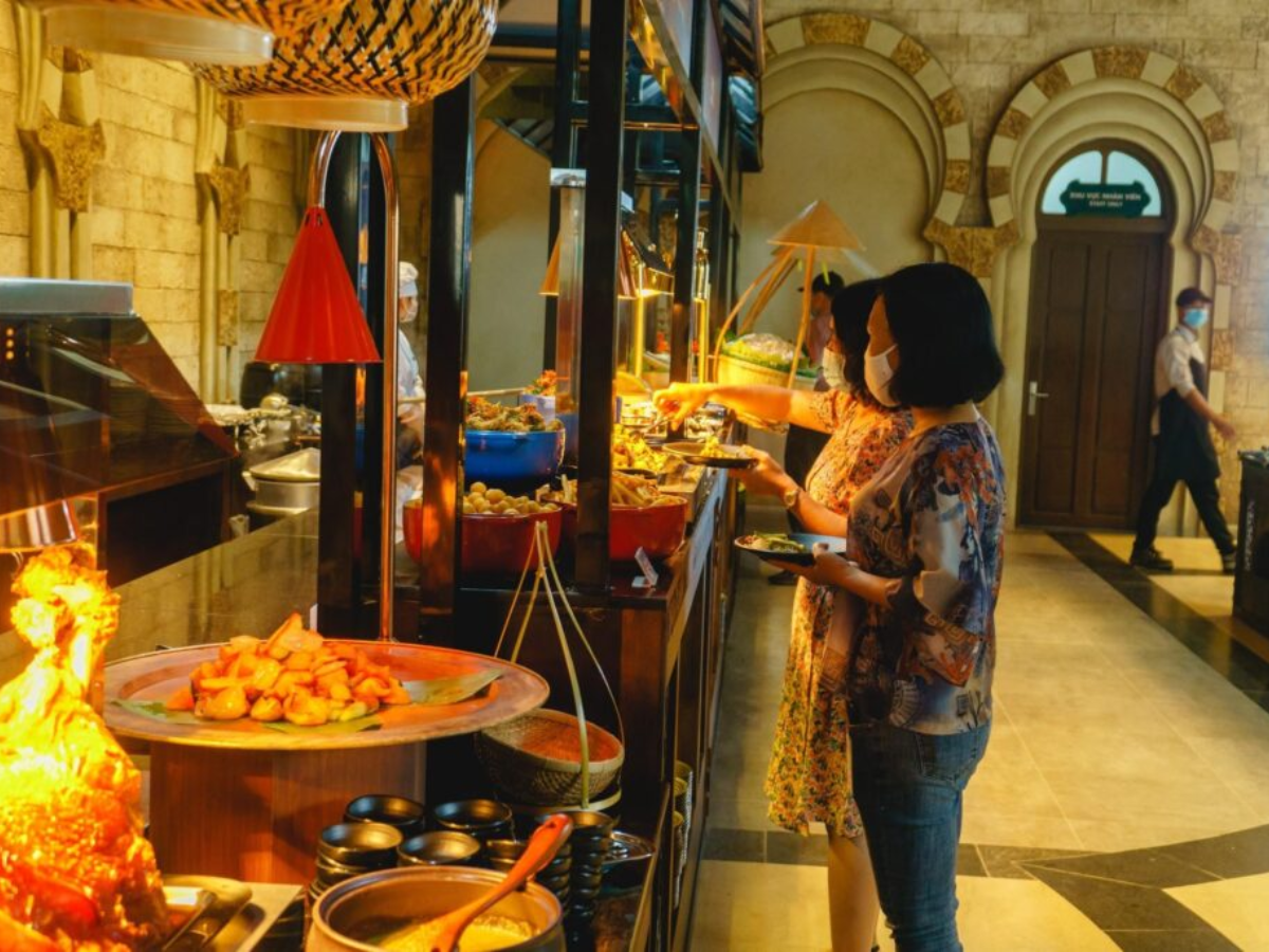 Du khách dùng buffet tại nhà hàng Vân Sơn