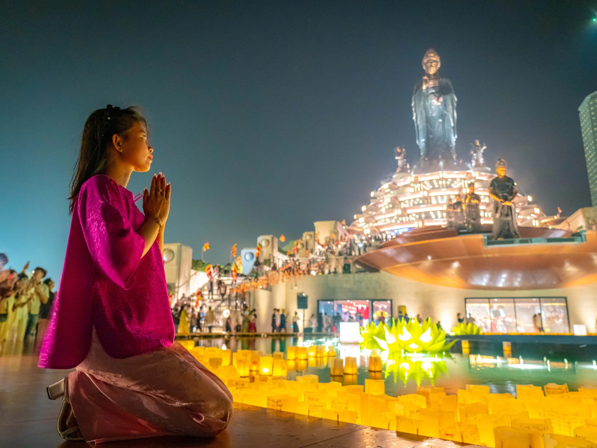 Du khách nên chọn trang phục gọn gàng, kín đáo