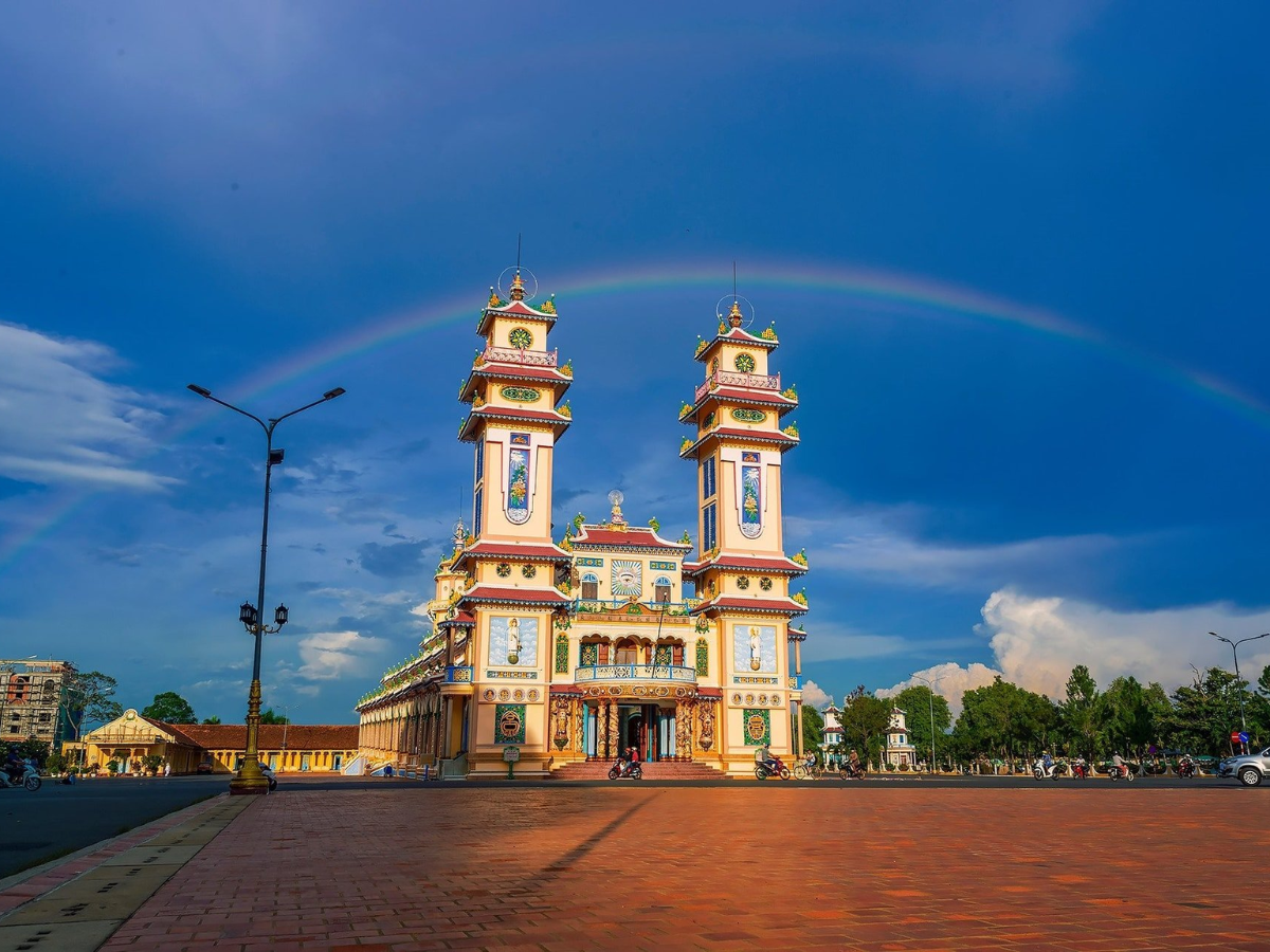 Tòa Thánh Cao Đài là điểm hành hương quan trọng