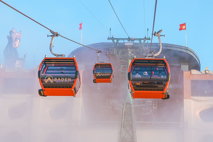 Tourists can travel quickly from the foot of the mountain to the summit thanks to the modern cable car system