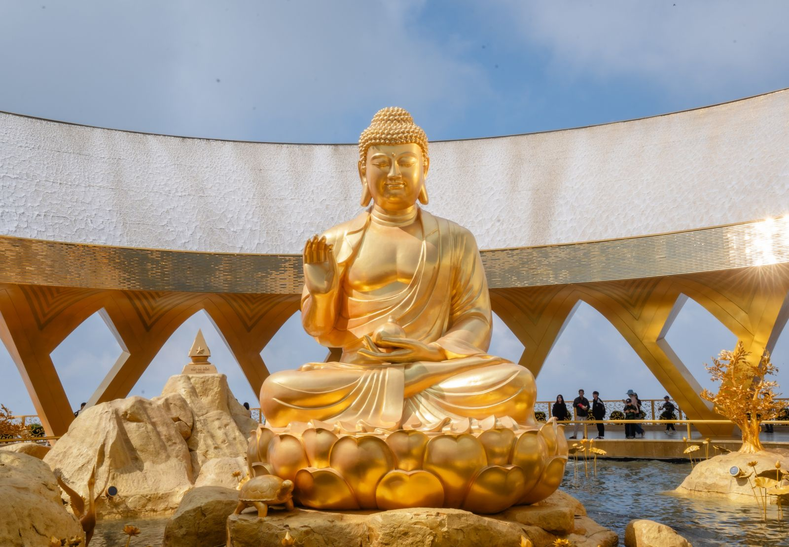 The Konagamana Buddha Statue stands out with its radiant golden color amidst the Udumbara garden