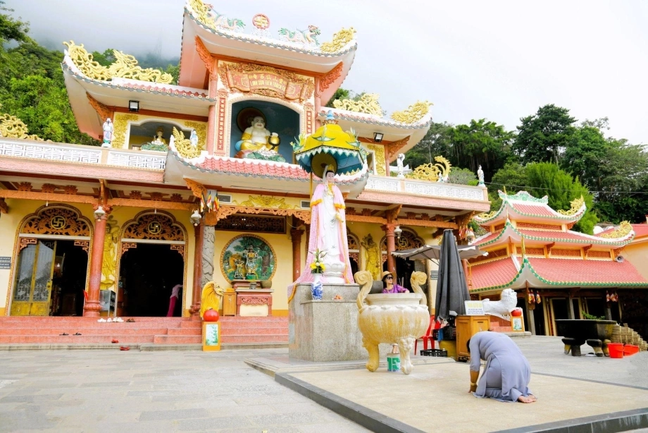 The sacred space at Ba Pagoda