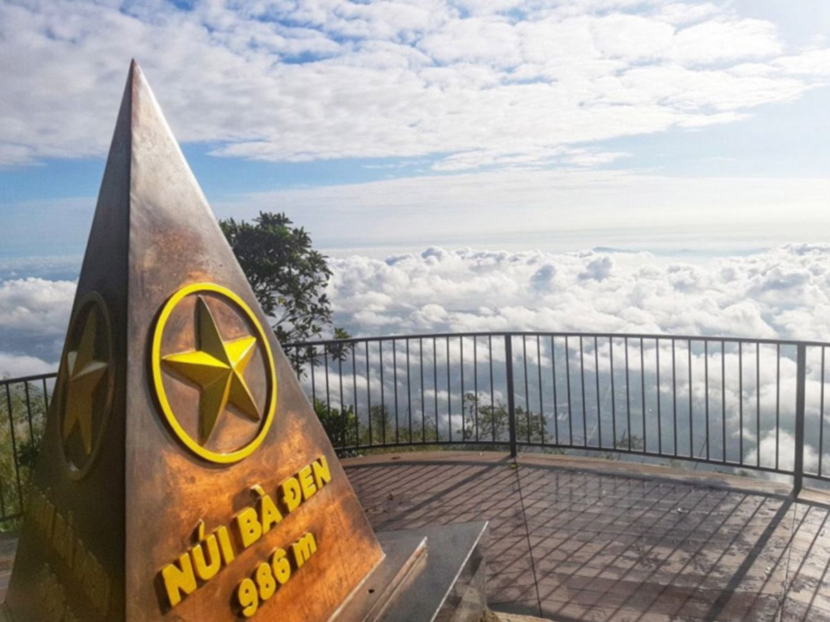 The stunning sea of clouds at milestone 986 m