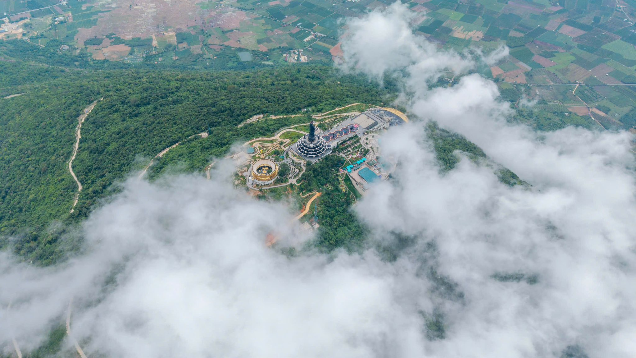 The stunning natural scenery on the mountaintop