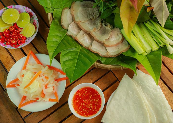 Tourists have the opportunity to enjoy Southern Vietnamese specialties when experiencing the Ho Chi Minh City - Tay Ninh tour