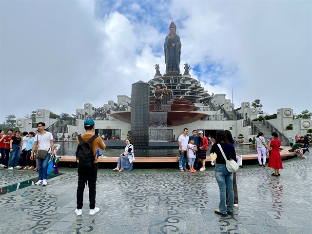 Mùa khô là thời điểm thích hợp để du khách khám phá núi Bà Đen