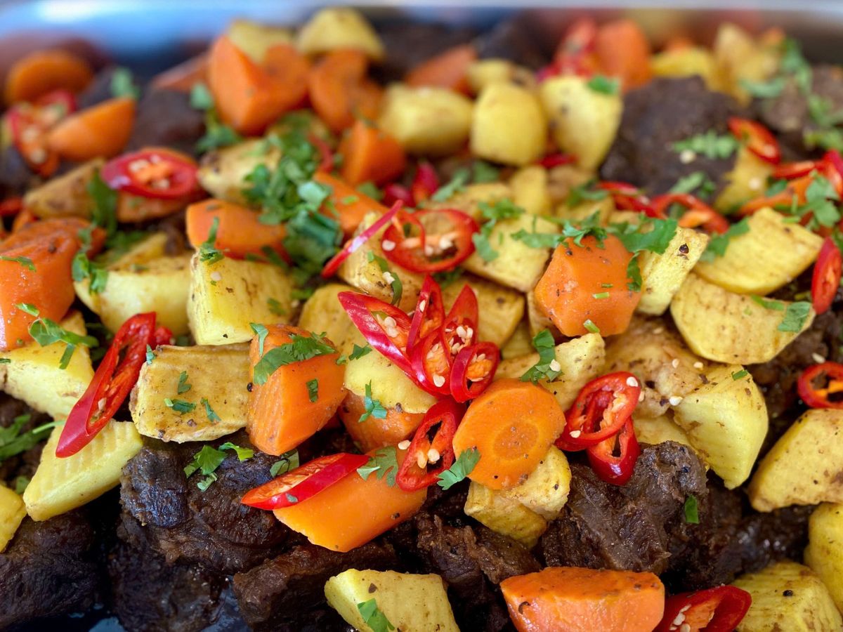 Món bò hầm xào rau củ đậm vị trong thực đơn buffet Vân Sơn