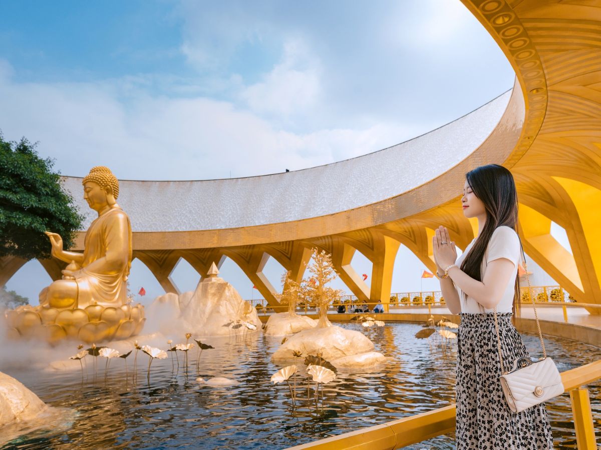 Du khách chiêm bái tượng Phật Câu Na Hàm Mâu Ni trên đỉnh Núi Bà Đen