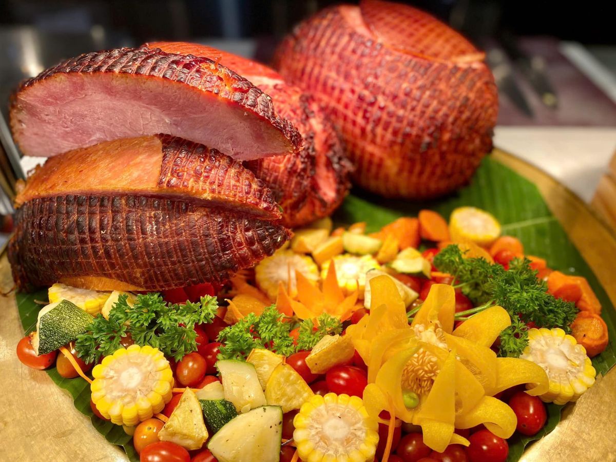 Đùi heo nướng nguyên tảng tại quầy món nóng của Buffet Vân Sơn.