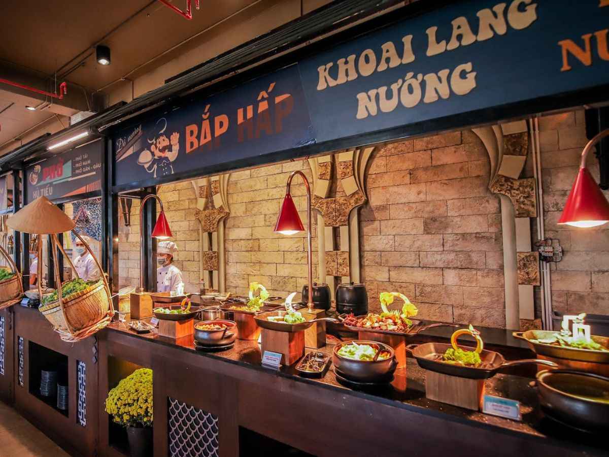 Khu quầy buffet rộng rãi với nhiều món nóng tại Nhà hàng Vân Sơn