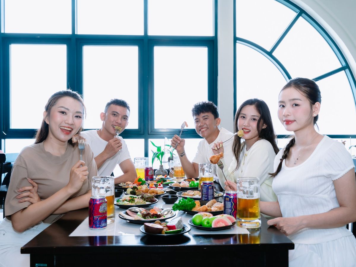 Nhóm du khách dùng buffet tại Nhà hàng Vân Sơn trên đỉnh Núi Bà Đen.