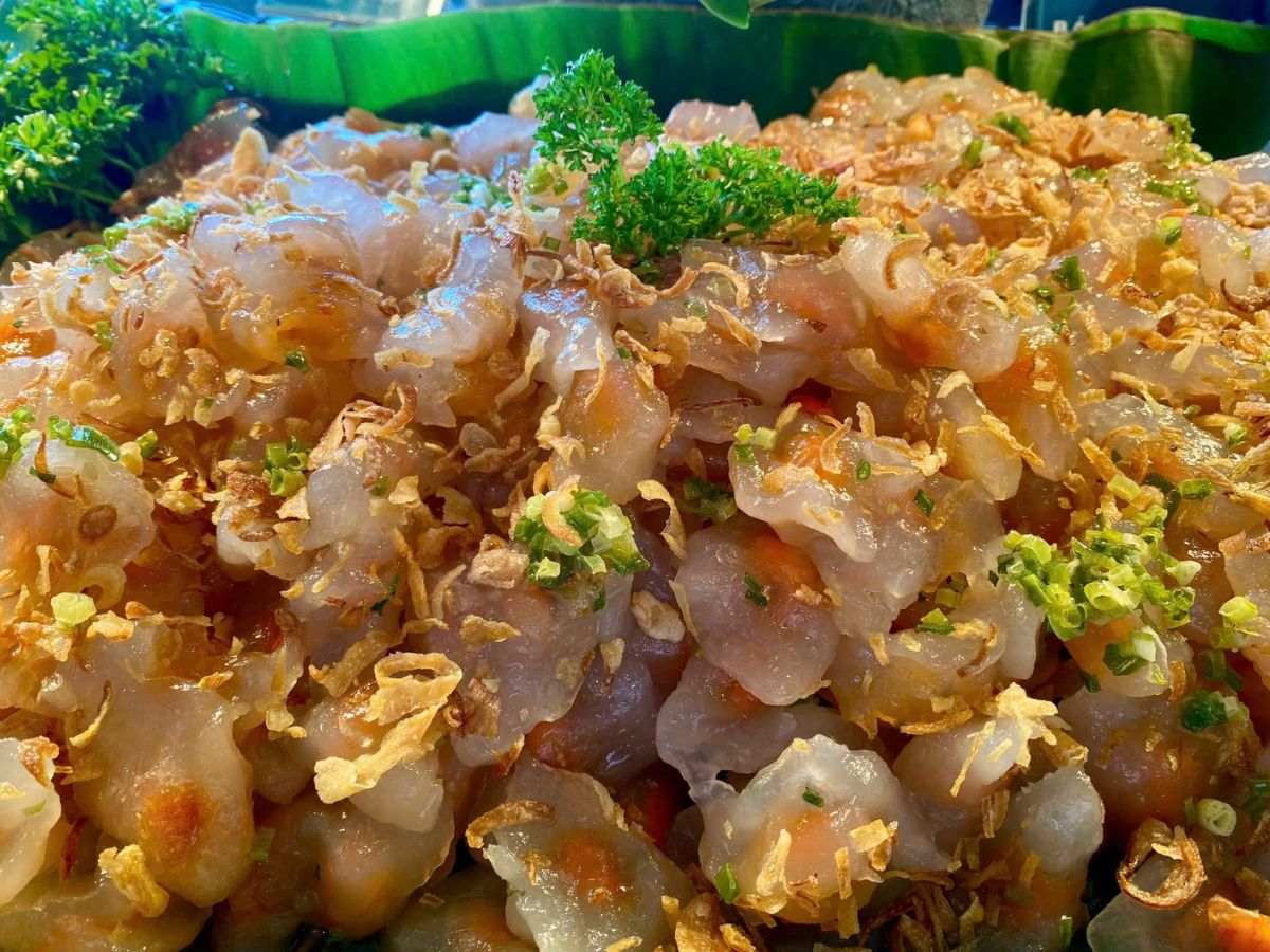 Bánh bột lọc phủ hành phi, một món Việt trong buffet Vân Sơn.